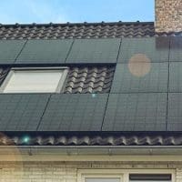 Zonnepanelen-op-huis-Blauwe-lucht-1140×348-1