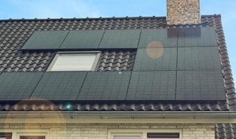 Zonnepanelen-op-huis-Blauwe-lucht-1140×348-1