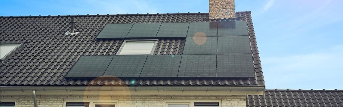 Zonnepanelen-op-huis-Blauwe-lucht-1140×348-2