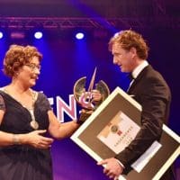 joep-kemkens-ontvangt-de-onderscheiding-en-felicitaties-van-burgemeester-wobine-buijs