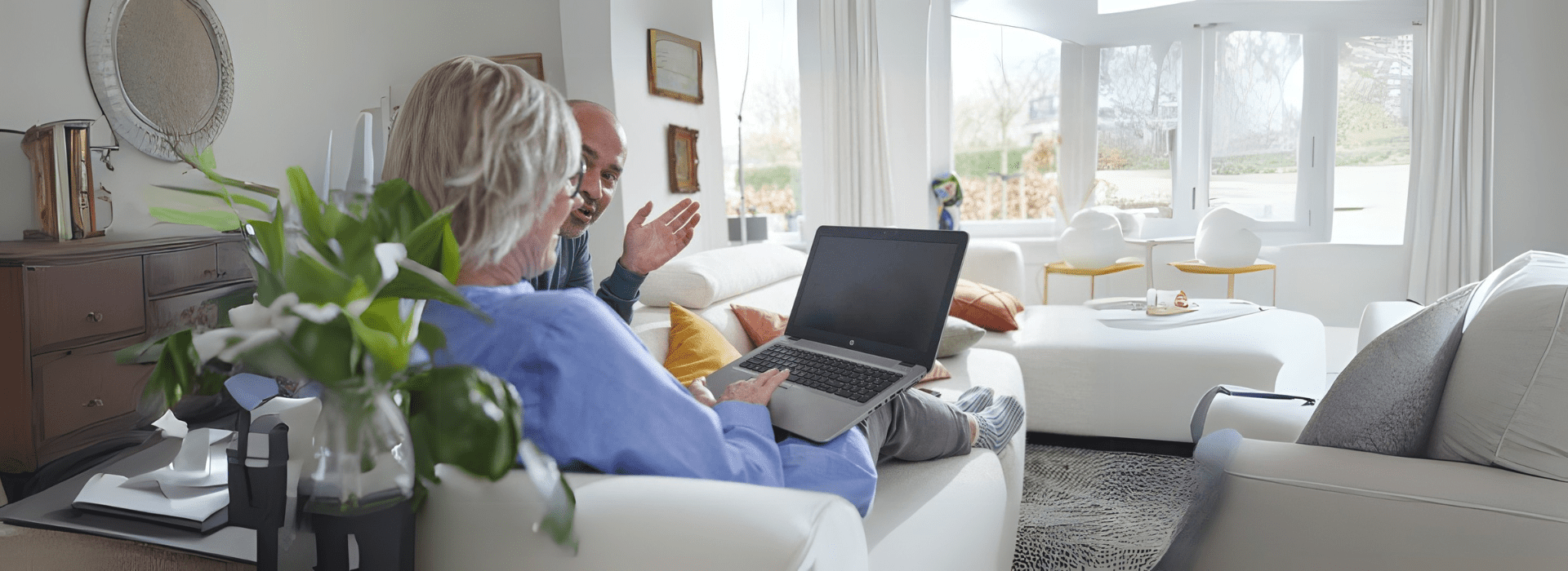 man-vrouw-bank-laptop-1920×700