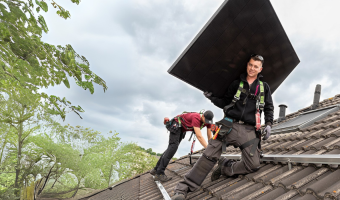 Installatie zonnepanelen op het dak door Kekens installateurs