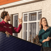 man-vrouw-zonnepanelen-buiten