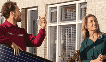 man-vrouw-zonnepanelen-buiten